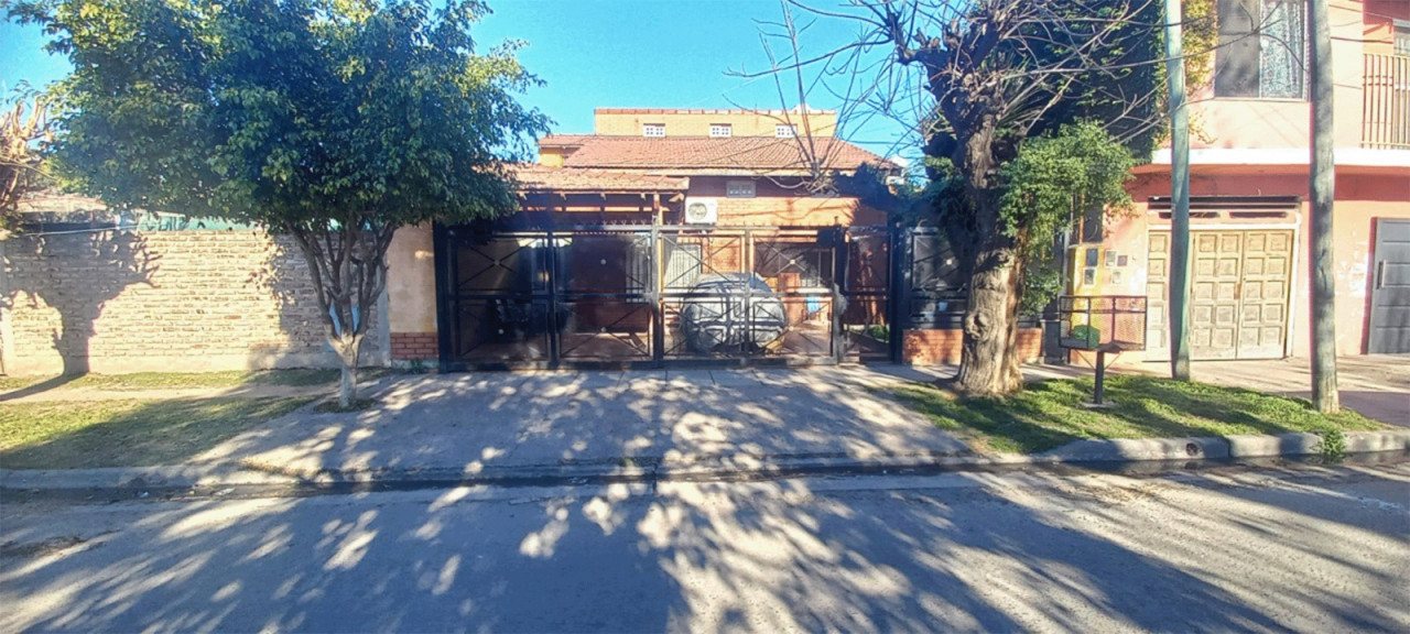 Hermosa casa ubicada en la calle Jose Maria Rosa 3529 a 10mts de Rivadavia y 200mts de Ruta 8